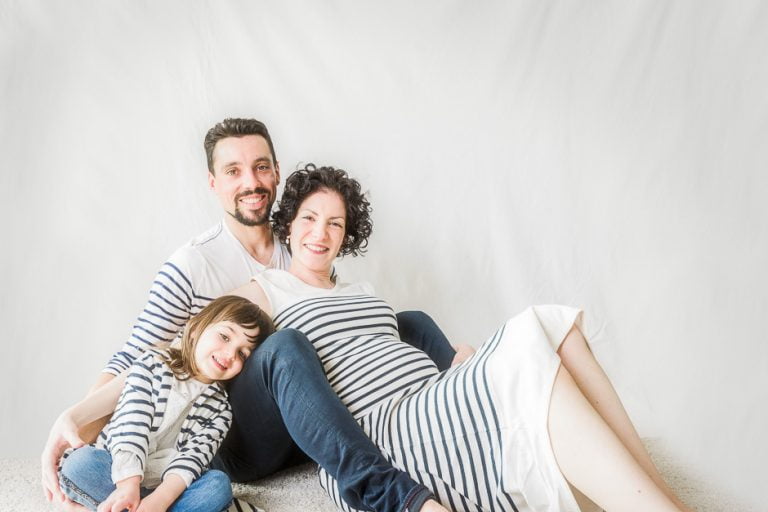 Lire la suite à propos de l’article Séance photo de grossesse avec maman, papa et leur fille