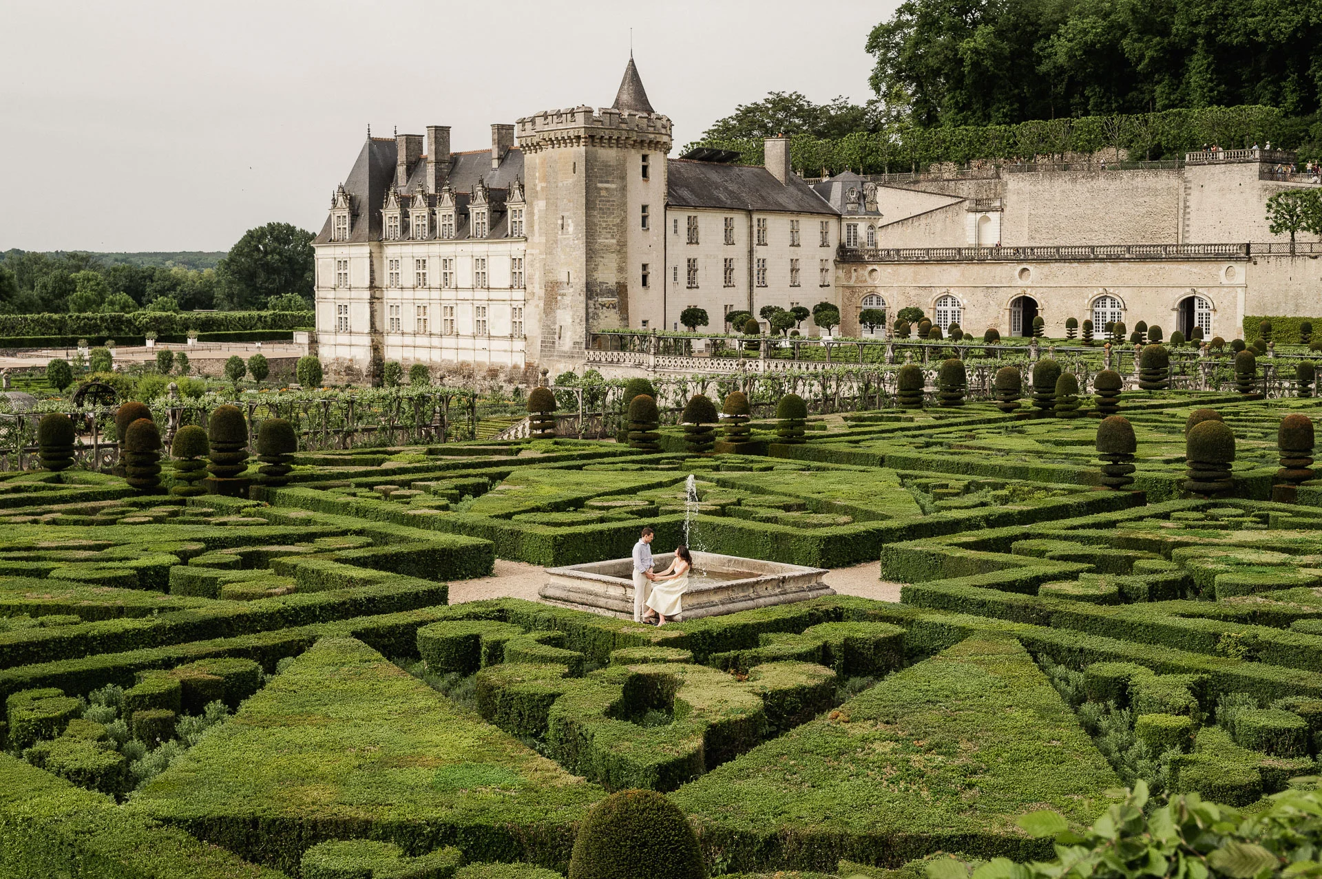 Jardins de villandry séance engagement mariage photographe tours
