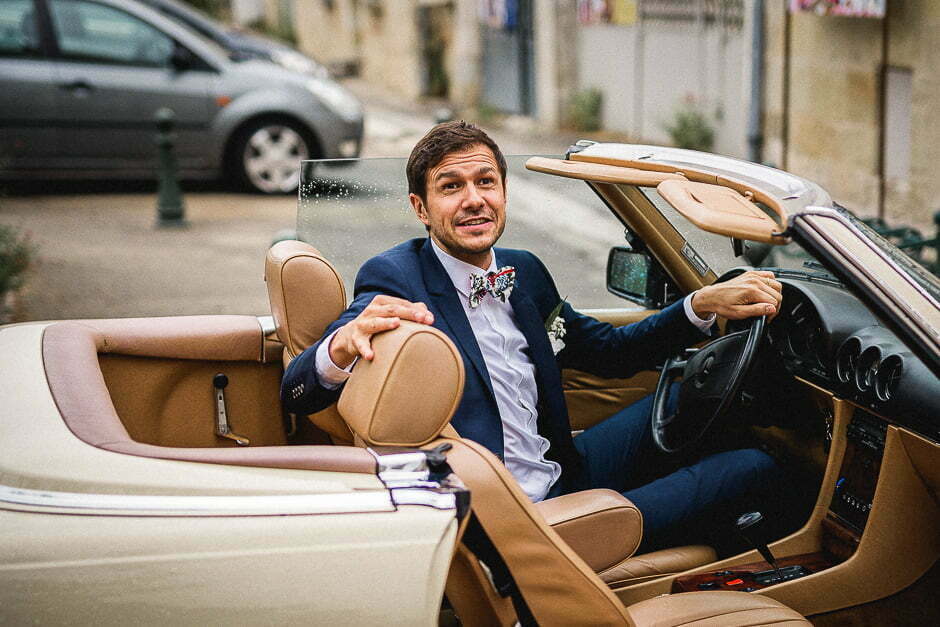 Voiture des mariés le jour de leur mariage