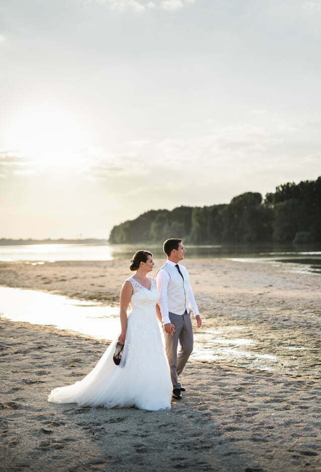 photographe de mariage à tours_un couple au couché de soleil sur la plage