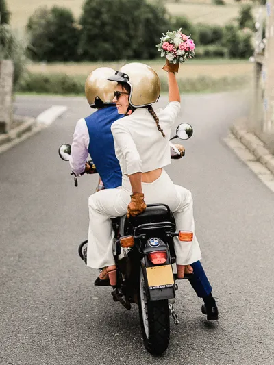 photographe de mariage à tours mariés en moto en Touraine