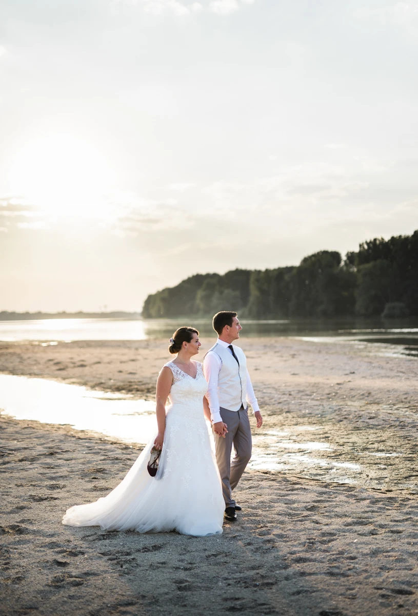 photographe de mariage à chinon couple sur la plage de cande saint-martin en touraine